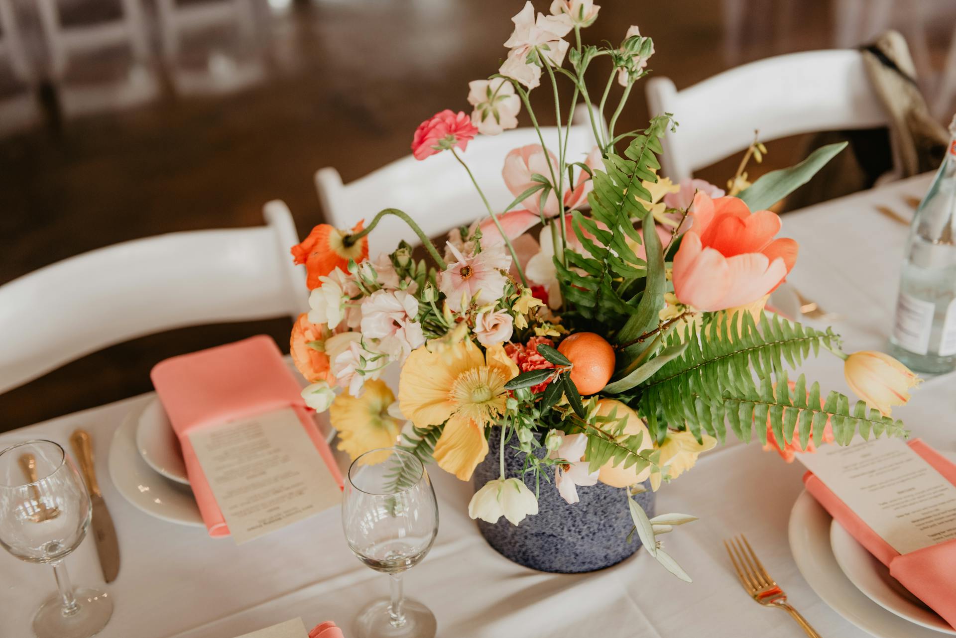 Table de mariage avec bouquet de fleurs